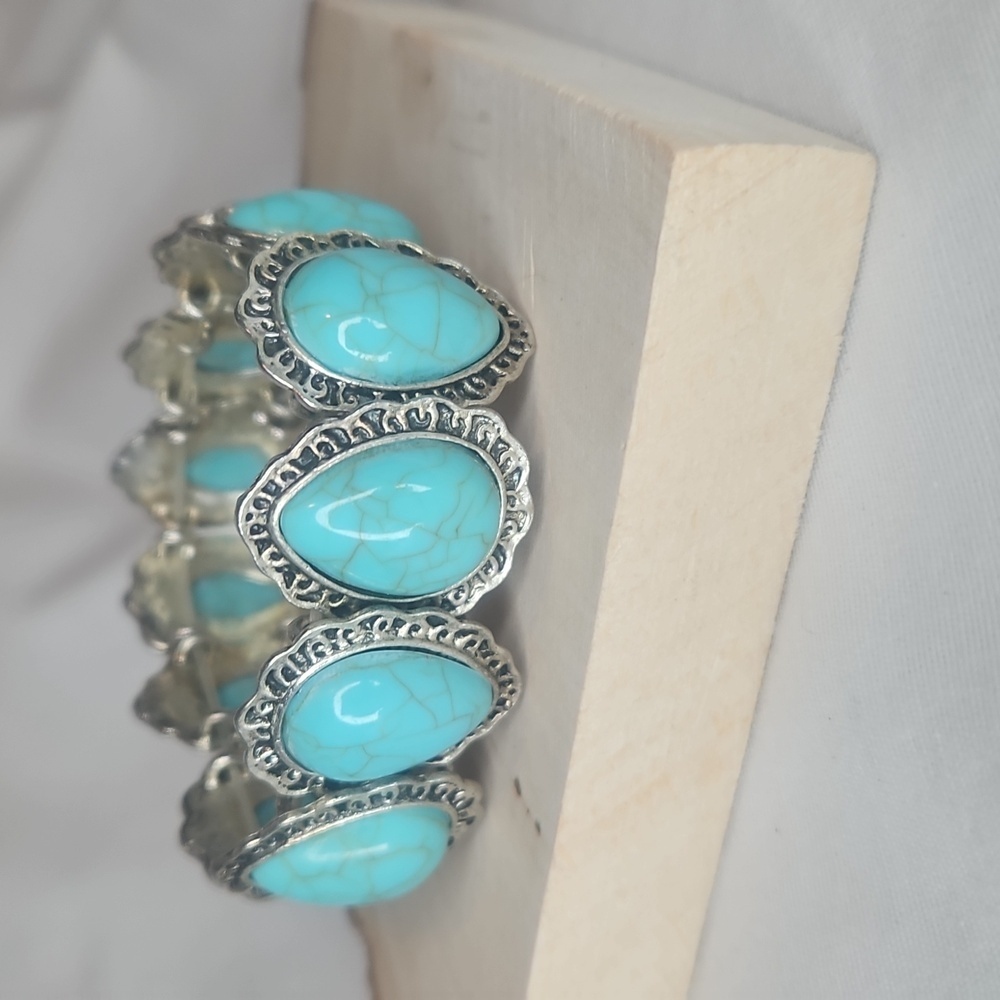 Modern Silver Tone With Faux Turquoise Stone Stretch Bracelet EUC Like New - Picture 2 of 5
